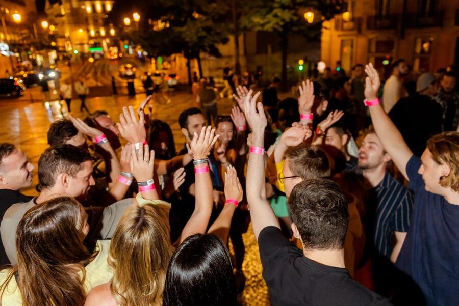 Lisbon: Pub Crawl with Open Bar, Shots & VIP Club Entry - Clothing and comfort can decide if you get in
