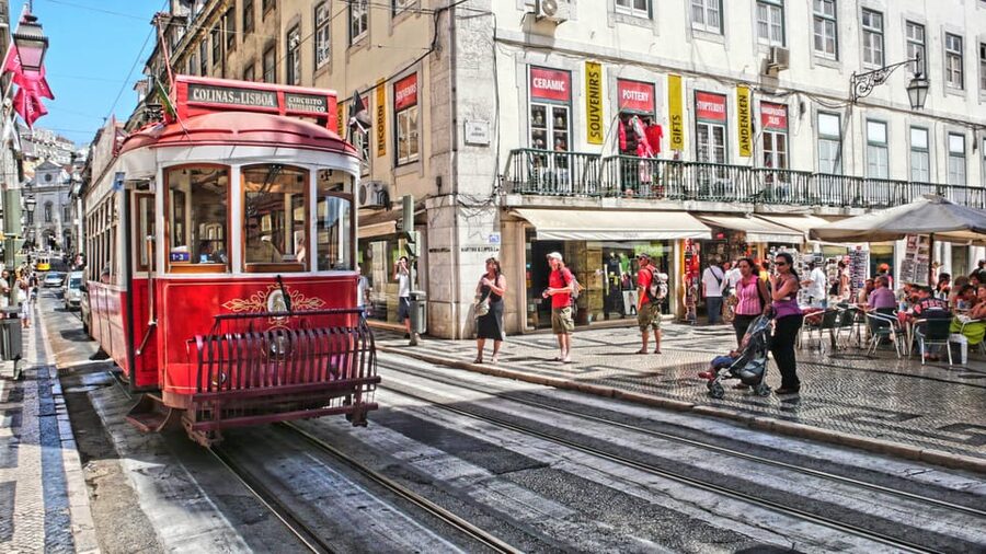 Lisbon's historic old town in a tuk-tuk in German - Why a tuk-tuk works in Lisbon’s old town