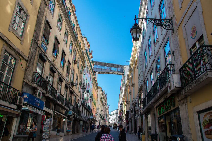 Lisbon's historic old town in a tuk-tuk in German - From Calçada da Amália to the National Pantheon