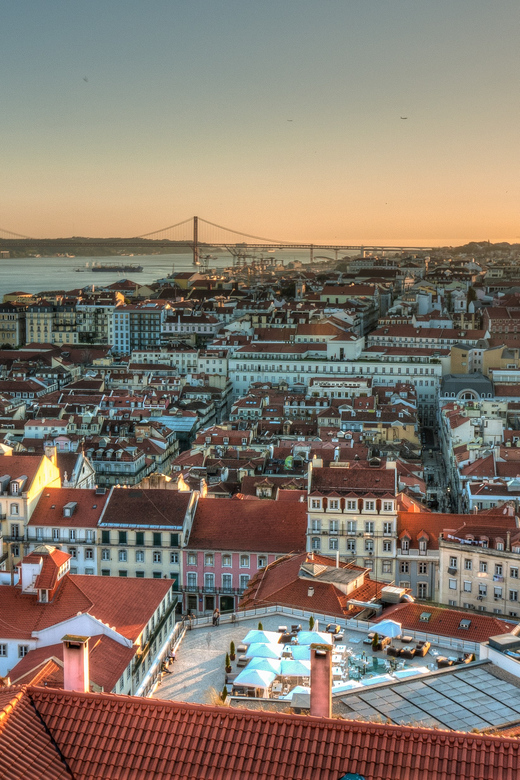Lisbon's historic old town in a tuk-tuk in German - São Vicente de Fora and the edge of Alfama