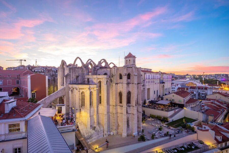 Lisbon's historic old town in a tuk-tuk in German - Mouraria’s close streets and local character
