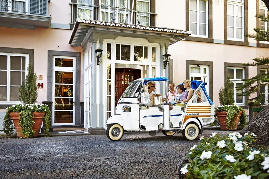 Lisbon's historic old town in a tuk-tuk in German - What the German-language guiding adds