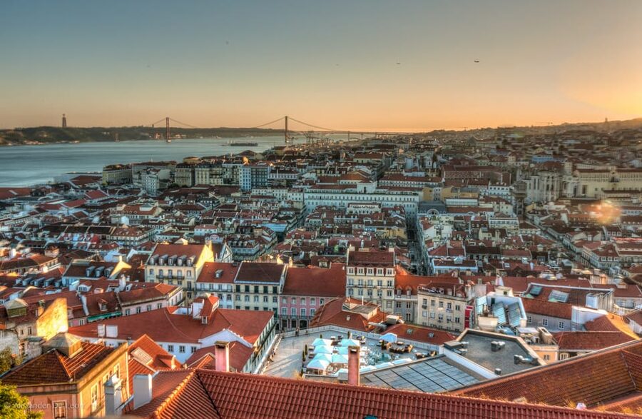 Lisbon's historic old town in a tuk-tuk in German - Weather, comfort, and the open tuk-tuk