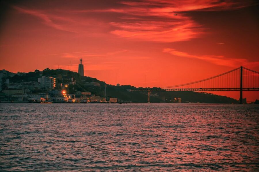 Lisbon: Sailboat Tour w/ Local Guide and Open Bar Green Wine - The Discoveries Monument and Belém Tower