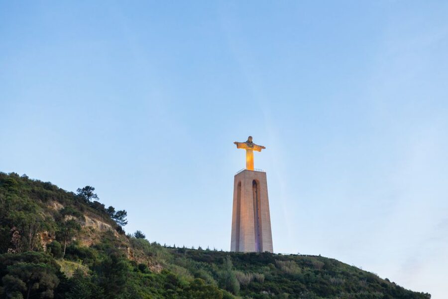 Lisbon: Sailing Tour on the Tagus River - What the crew adds to the experience