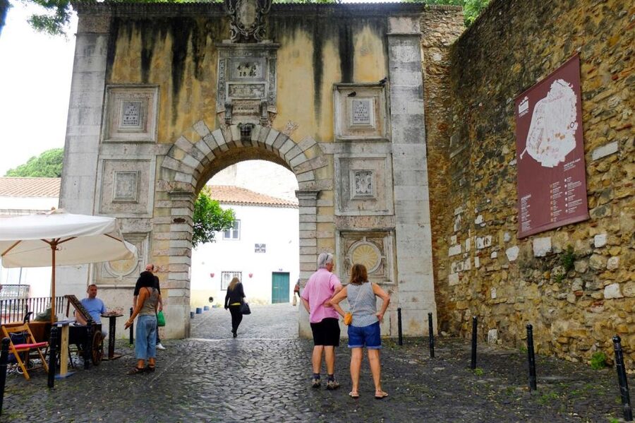Lisbon: Saint George's Castle Entry Ticket and Guided Visit - How the guides shape the experience