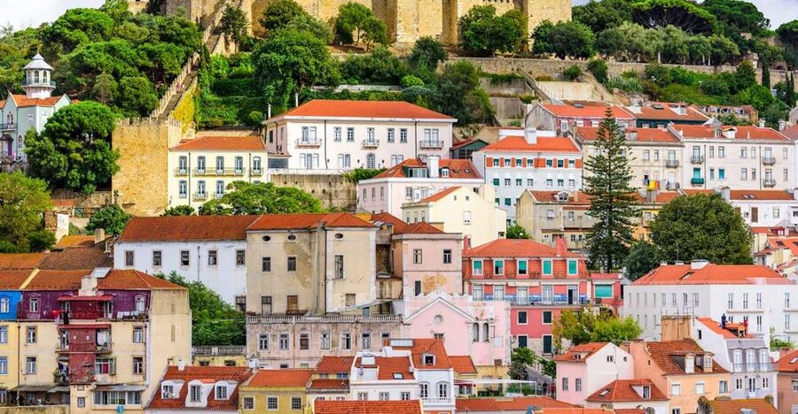 Lisbon: Saint George's Castle Entry Ticket and Guided Visit - Finding the blue flag at Castelo