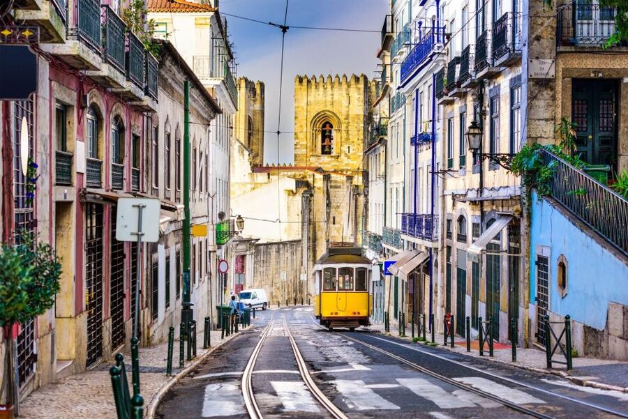 Lisbon: São Jorge Castle E-Ticket and Audio Guide - Climbing the walls and towers