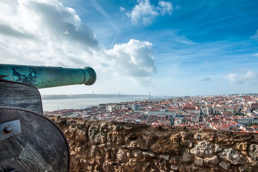 Lisbon: Sao Jorge Castle Skip-the-Line Ticket with Guide - Finding the guide at Rua de Santa Cruz do Castelo