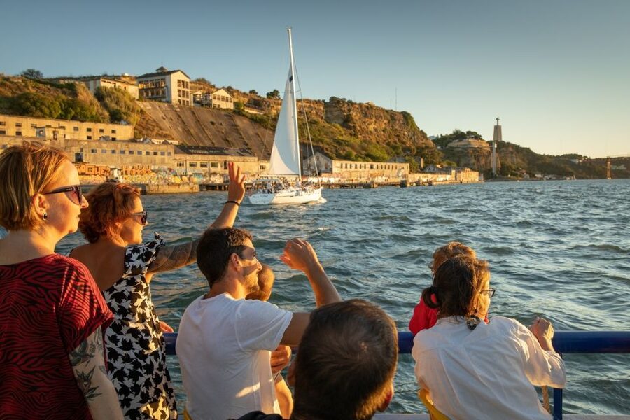 Lisbon: Sightseeing Boat Tour with Hop-On Hop-Off Option - Accessibility, pets, and onboard comfort