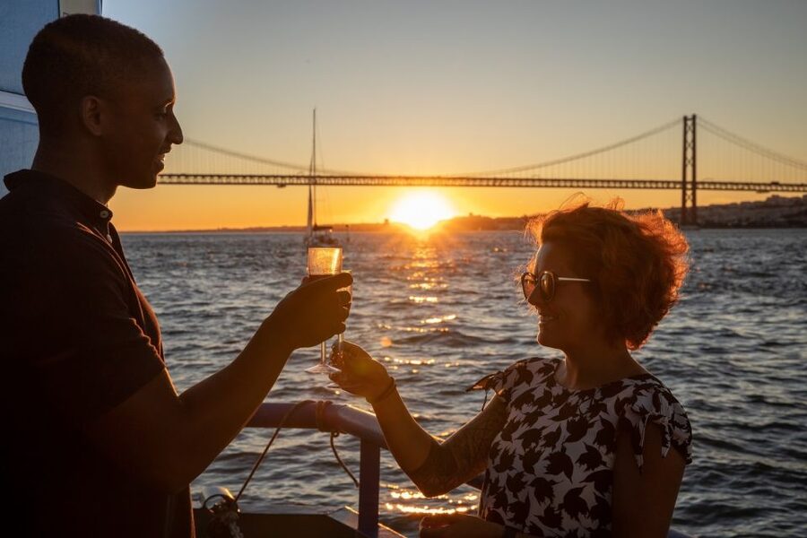 Lisbon: Sightseeing Boat Tour with Hop-On Hop-Off Option - Hop-on hop-off, with an important warning
