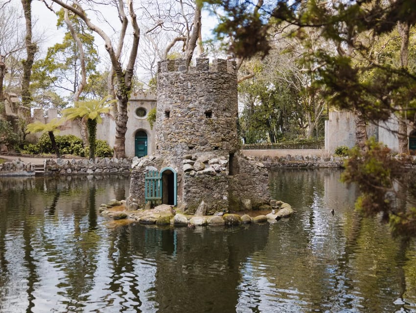 Lisbon: Sintra, Pena Palace & Cascais Guided Tour - Guide quality and group atmosphere