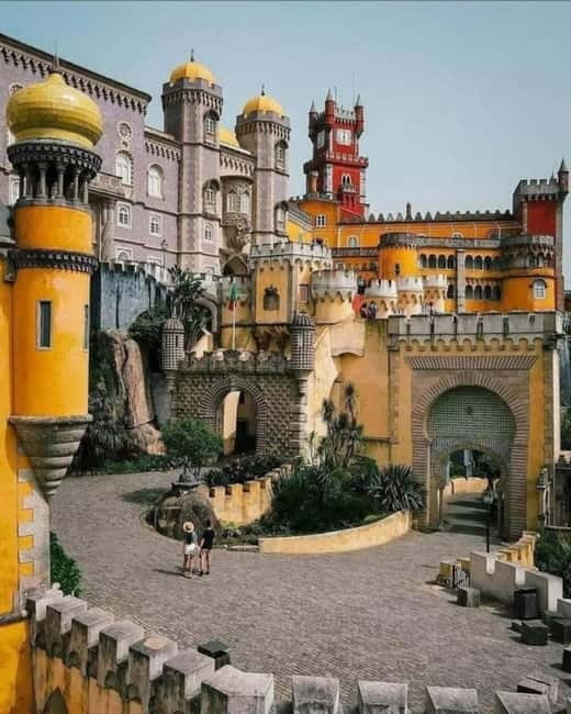 Lisbon: Sintra, Pena Palace, Moorish Castle & Regaleira Tour - The guides make the difference