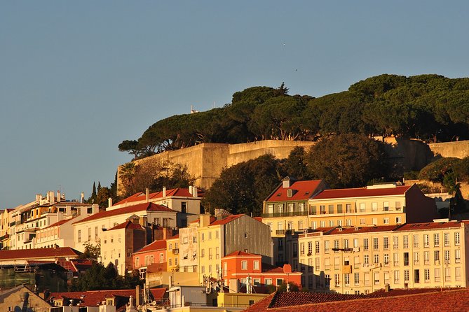 Lisbon Small Group 2h Sunset Sailing- Live Commentary & a Drink - Commerce Square and São Jorge Castle