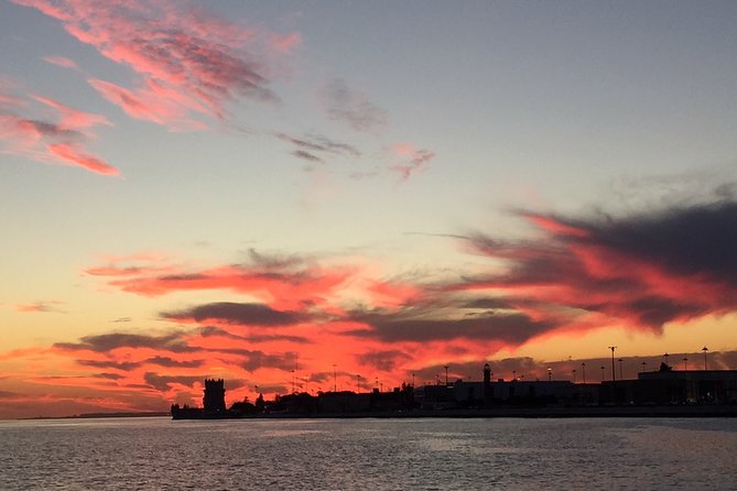 Lisbon Small Group 2h Sunset Sailing- Live Commentary & a Drink - The Crew Makes the Difference