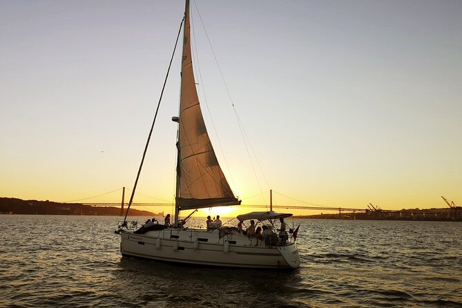 Lisbon Small Group 2h Sunset Sailing- Live Commentary & a Drink - From Gate 1 to the Open River
