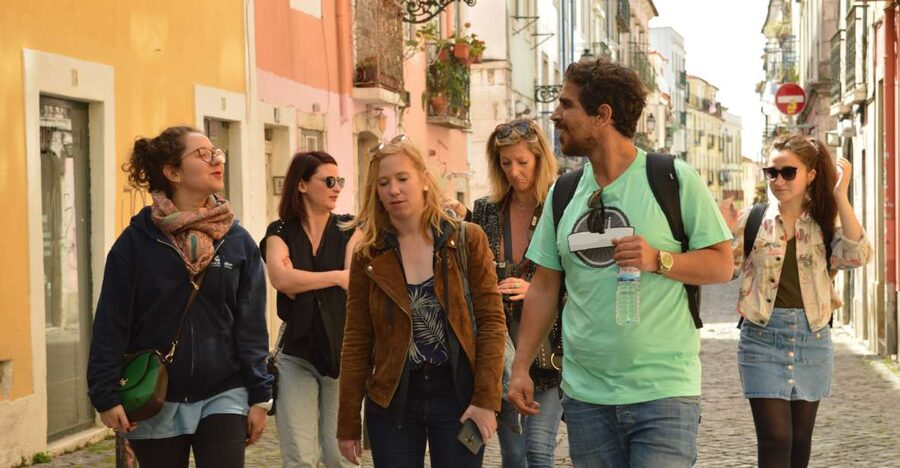 Lisbon: Starter Walking Tour to the highlights in German - Starting at Rossio Square and entering Baixa