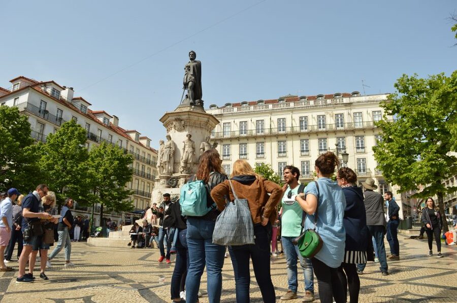 Lisbon: Starter Walking Tour to the highlights in German - Chiado and Praça Luís de Camões