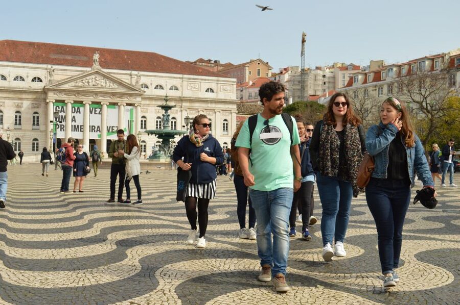 Lisbon: Starter Walking Tour to the highlights in German - What the two-hour format gives you, and what it leaves out