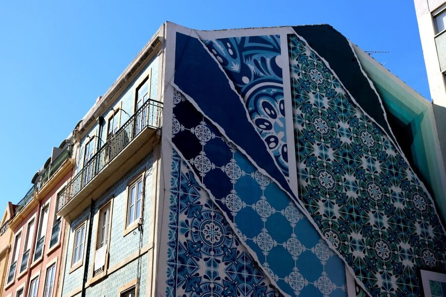 Lisbon: Street Art and Historical Walking Tour - What three hours and $35 really buy you