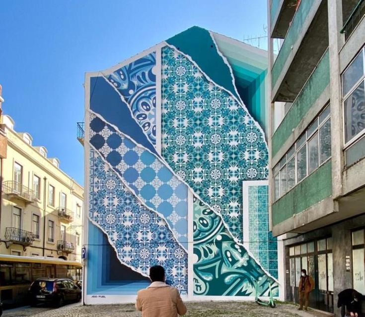Lisbon: Street Art Walk - Alfama and the city behind the artwork
