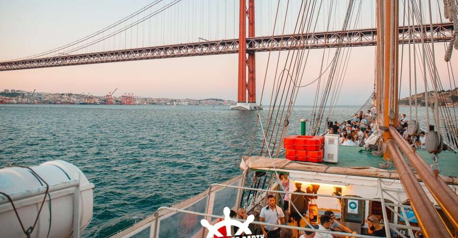 Lisbon: Sunset Boat Party with 2 Drinks and Free Club Entry - Finding the boat at Cais da Rocha do Conde de Obidos