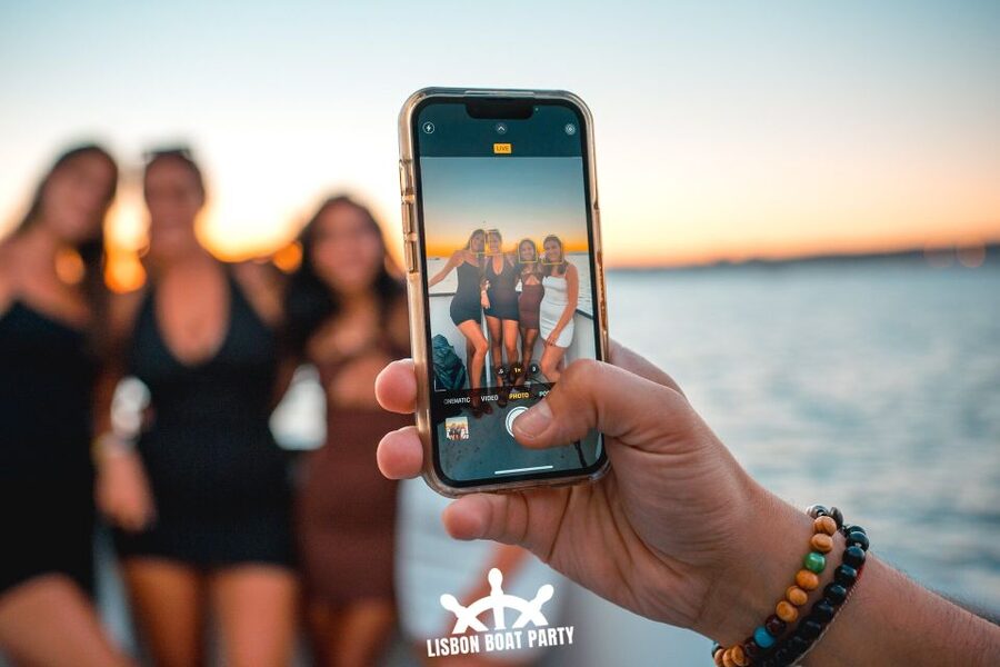 Lisbon: Sunset Boat Party with 2 Drinks and Free Club Entry - DJ sets, dancing, and the real party atmosphere