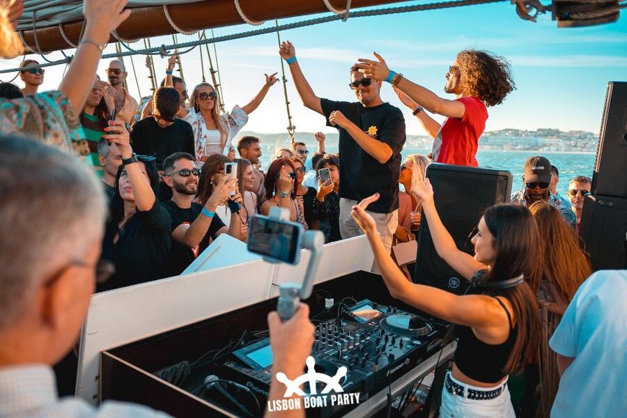 Lisbon: Sunset Boat Party with 2 Drinks and Free Club Entry - Two included drinks, plus a bar on board