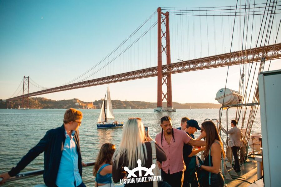 Lisbon: Sunset Boat Party with 2 Drinks and Free Club Entry - Returning to shore and using the club entry