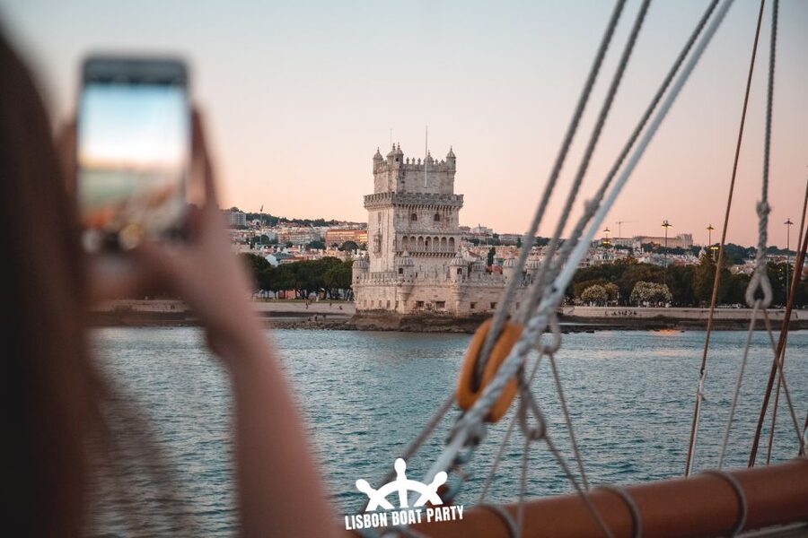 Lisbon: Sunset Boat Party with 2 Drinks and Free Club Entry - The 7 PM departure and four hours on the Tagus