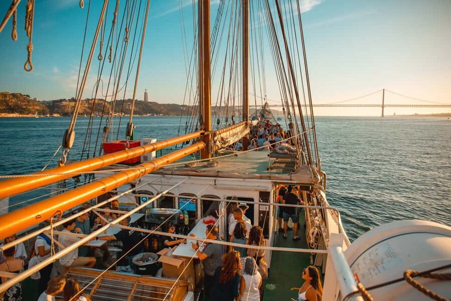 Lisbon: Sunset Boat Party with Live DJ and Night Club Entry - Key points to know before you book