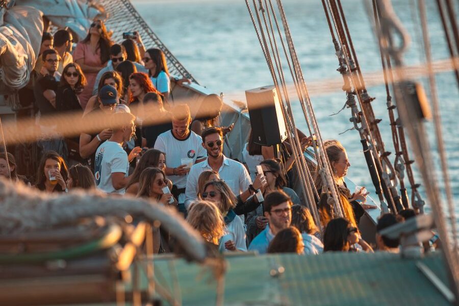 Lisbon: Sunset Boat Party with Live DJ and Night Club Entry - Who will enjoy this most