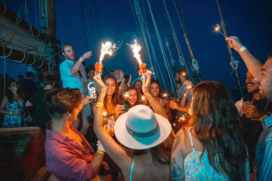 Lisbon: Sunset Boat Party with Live DJ and Night Club Entry - A sunset party with Lisbon as the backdrop