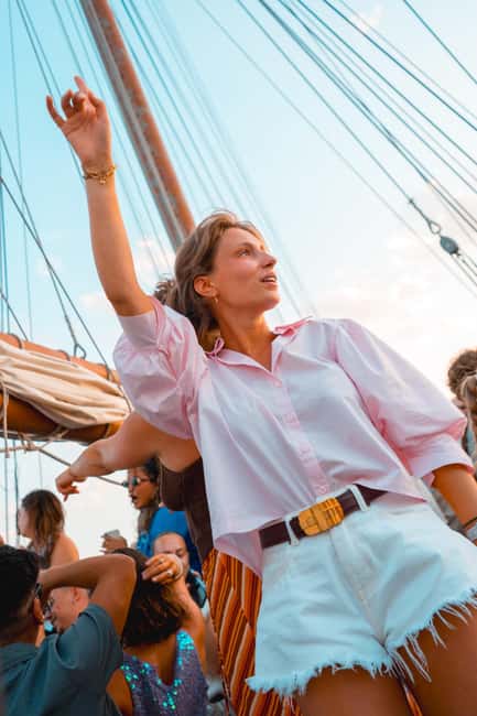 Lisbon: Sunset Boat Party with Live DJ and Night Club Entry - Belém from the Tagus