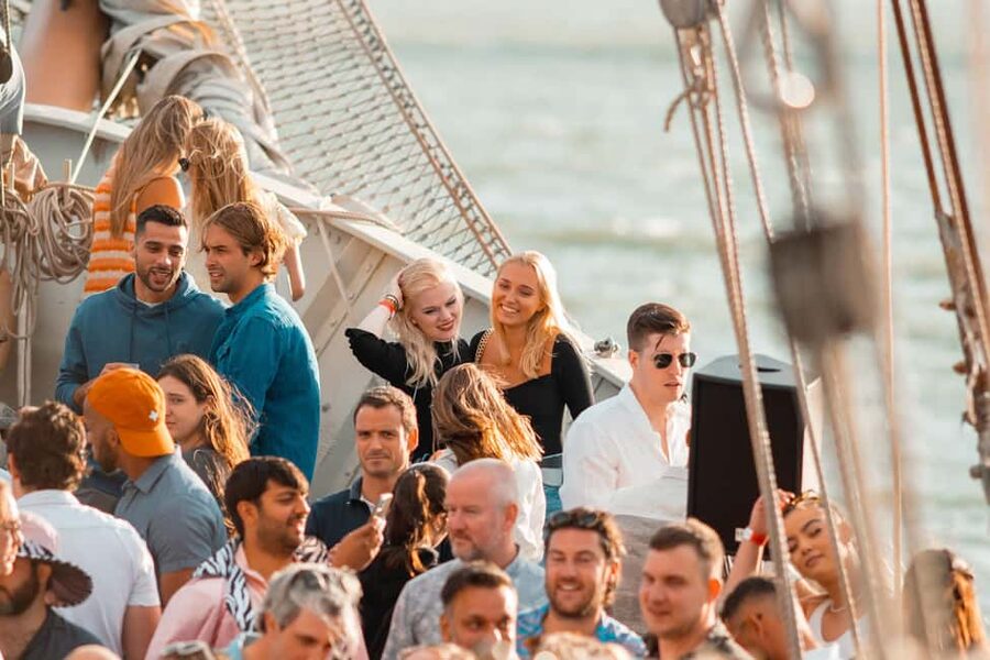 Lisbon: Sunset Boat Party with Live DJ and Night Club Entry - Terreiro do Paço, Santa Apolónia, and Cais do Sodré