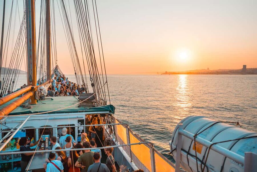 Lisbon: Sunset Boat Party with Live DJ and Night Club Entry - Finding the Principe Perfeito at the starting point