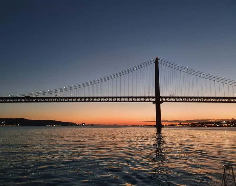 Lisbon: Sunset Catamaran Cruise with Drinks - Cristo Rei and the 25 de Abril Bridge