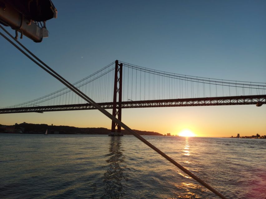Lisbon: Sunset Catamaran Cruise with Drinks - Drinks, music, and the evening atmosphere