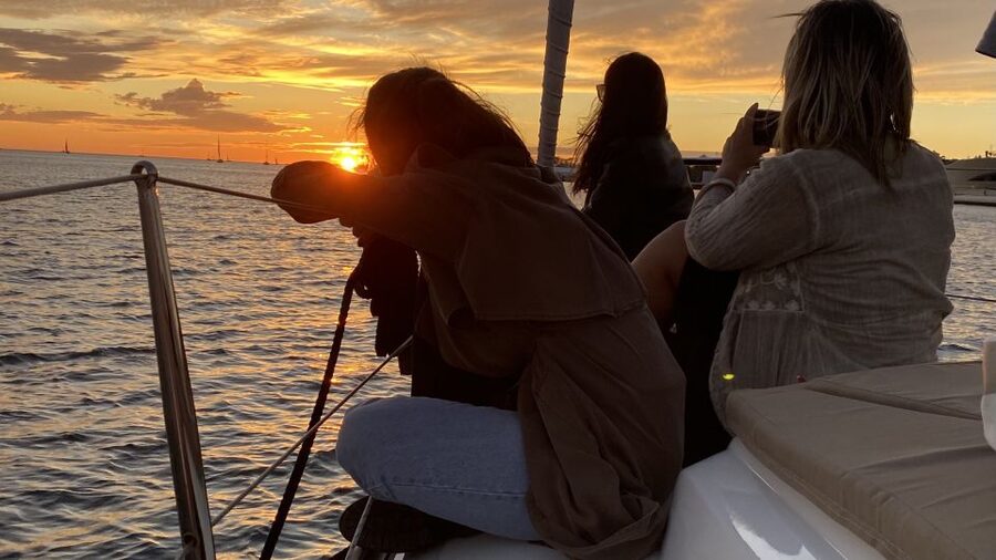 Lisbon: Sunset Cruise with Drinks and Snacks - São Jorge Castle and the city’s hills