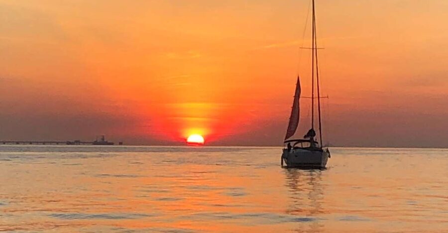 Lisbon: Sunset Cruise with Drinks and Snacks - Boarding in Belém at Doca do Bom Sucesso
