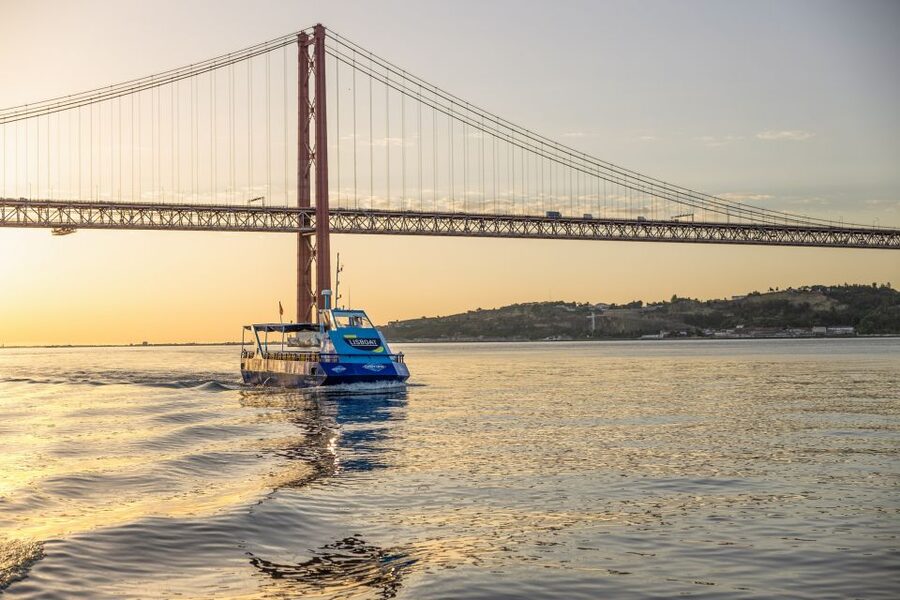 Lisbon: Sunset Cruise with Live DJ and Drinks - Praça do Comércio and Alfama from the water