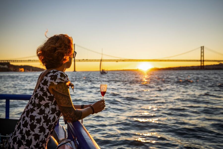 Lisbon: Sunset Cruise with Live DJ and Drinks - Cristo Rei, Cacilhas, and the return east