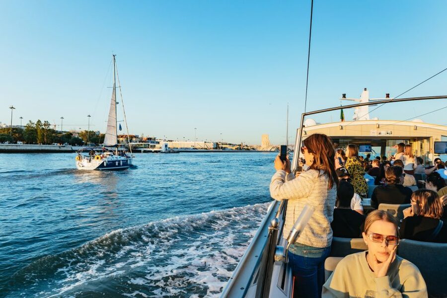 Lisbon: Sunset Cruise with Welcome Drink and Snacks - The Monument to the Discoveries and the sunset pause