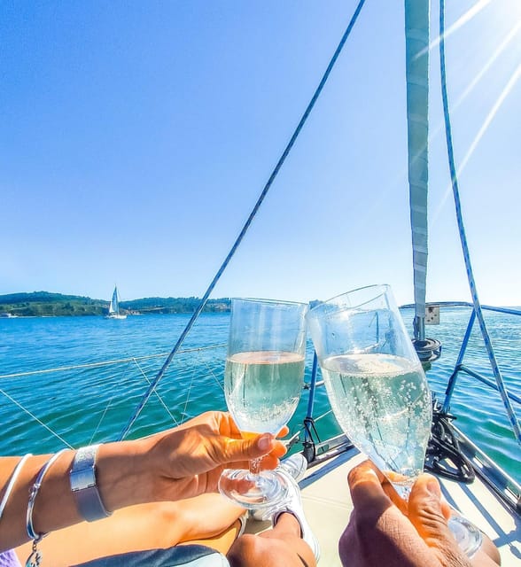 Lisbon: "Sunset" & "Day Tours" by boat, with drink and music - Leaving from Padrão dos Descobrimentos