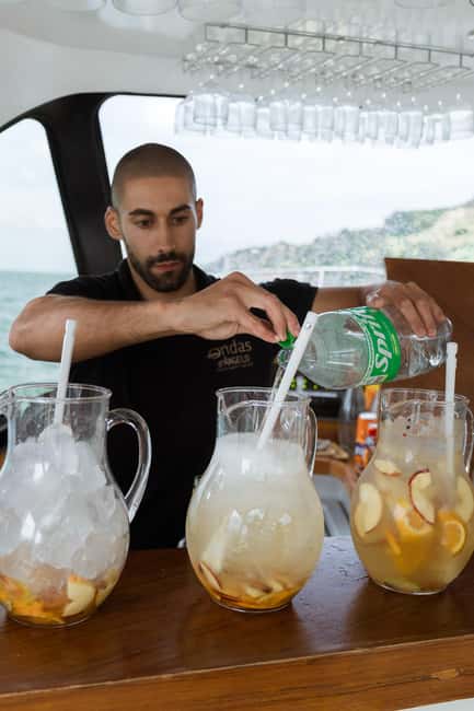 Lisbon: Sunset/Night Boat Party with Open Bar, Snacks & DJ - FAQ