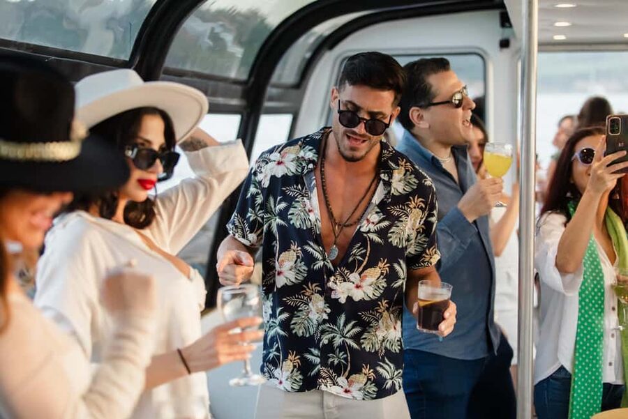 Lisbon: Sunset/Night Boat Party with Open Bar, Snacks & DJ - The open bar: useful, but keep expectations clear