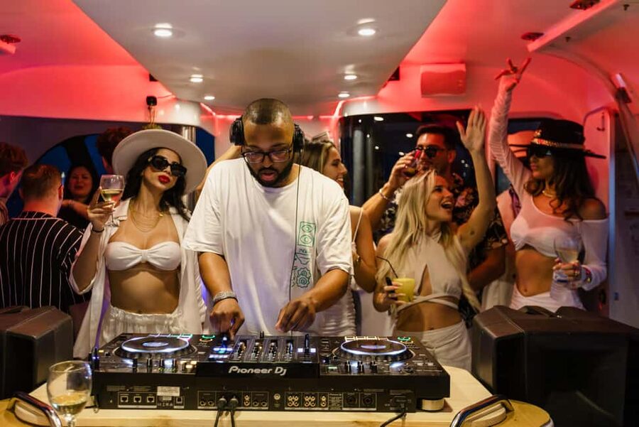 Lisbon: Sunset/Night Boat Party with Open Bar, Snacks & DJ - Small details that make the night better