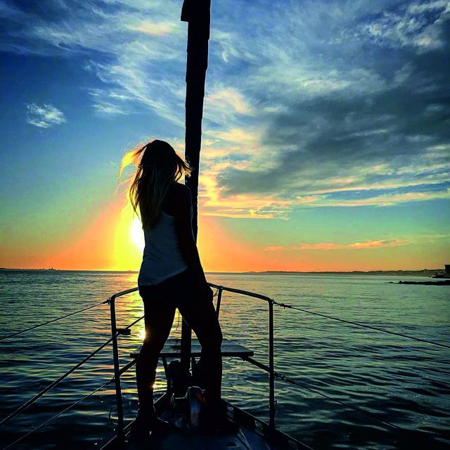Lisbon: Sunset Sailing Cruise with Wine - Setting out from the Rent a Boat meeting point