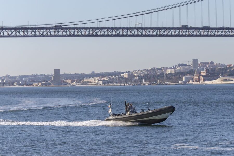 Lisbon: Sunset SpeedBoat Tour - Crossing to Cristo Rei on the south bank