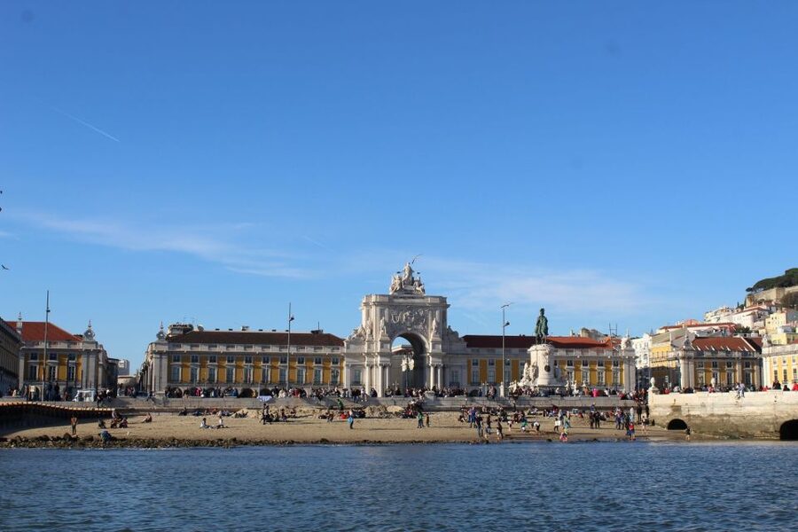 Lisbon: Sunset SpeedBoat Tour - The sunset pause and glass of Moscatel